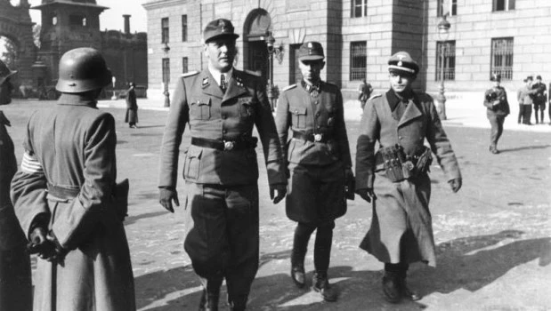 Skorzeny (izquierda), Adrian von Fölkersam y SS-Obersturmführer Walter Girg (derecha) en Budapest, 16 de octubre de 1944.