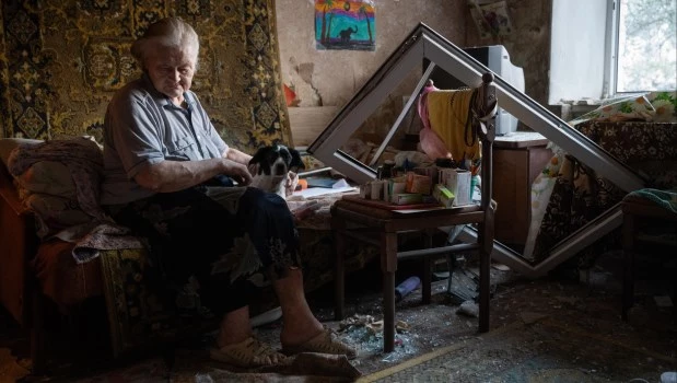 La anciana Liudmyla Tsapkova sentada en su apartamento dañado tras el ataque con misiles rusos en Kiev, Ucrania (2 de julio de 2026)