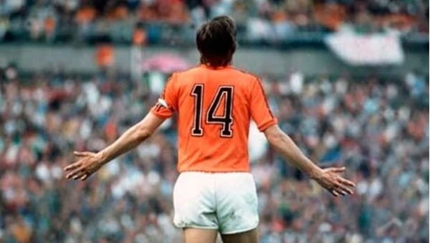 El 14 en la espalda y la camiseta anaranjada representan a la perfección a Johan Cruyff, un jugador único.