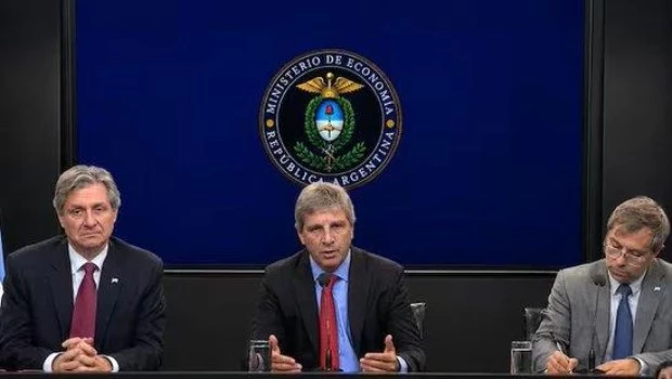 El ministro de Economía anunció la emisión de un nuevo bono en dólares en el mercado local