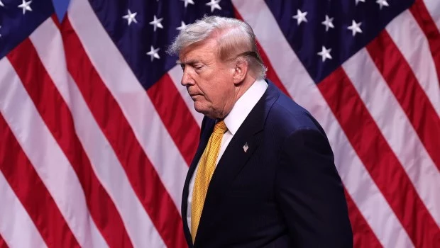 Donald Trump llega a una conferencia de prensa en la cumbre de la OTAN de 2026 en Ankara.