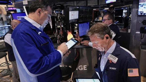 Tras el pago a los bonistas, baja el riesgo país y se aproxima a los 400 puntos