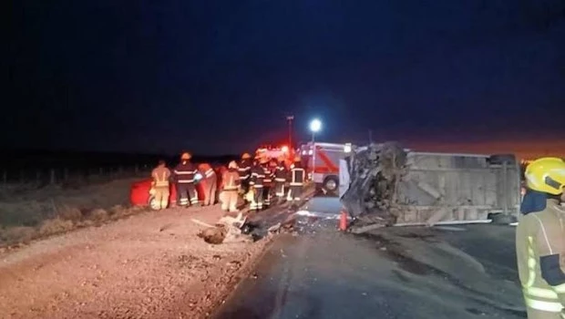 Choque fatal en Córdoba: dos muertos y más de 15 heridos