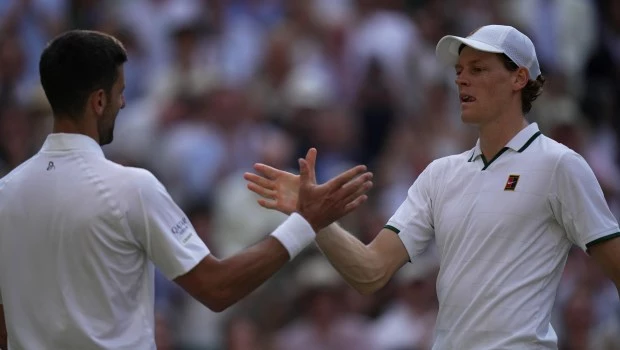 El saludo final entre Novak Djokovic y Jannik Sinner.