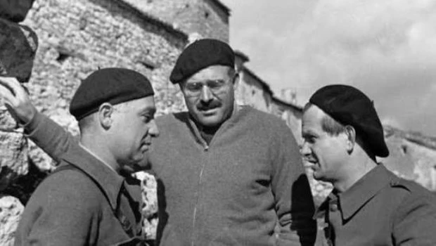 Ernest Hemingway (en el centro) conversa con soldados republicanos en 1937.
