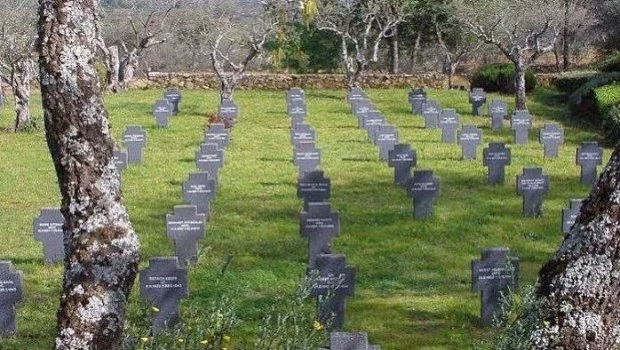 El cementerio se encuentra a pocos kilómetros del majestuoso Monasterio de San Jerónimo de Yuste.
