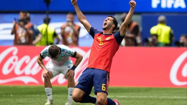 Mikel Merino entró en la cancha y dos minutos le dio el triunfo a España.