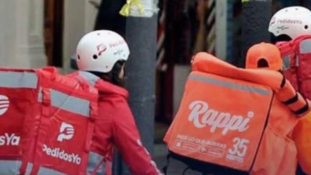Crecen las deudas de los trabajadores con las aplicaciones de delivery y piden regular las tasas