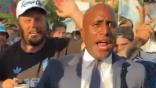 El alcalde de Kansas tocó el bombo junto a los hinchas argentinos