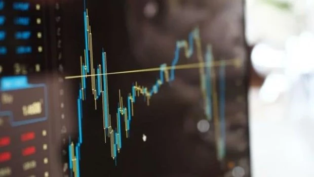 El riesgo país se ubicó en los 404 puntos y todavía no perfora el piso de la era Milei
