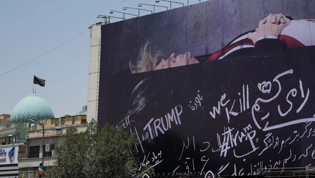 Trump en un ataúd, impactante mural gigante en Teherán
