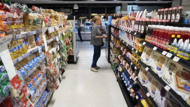 El consumo privado retrocedió 1,1% interanual en junio y suma siete meses de caídas
