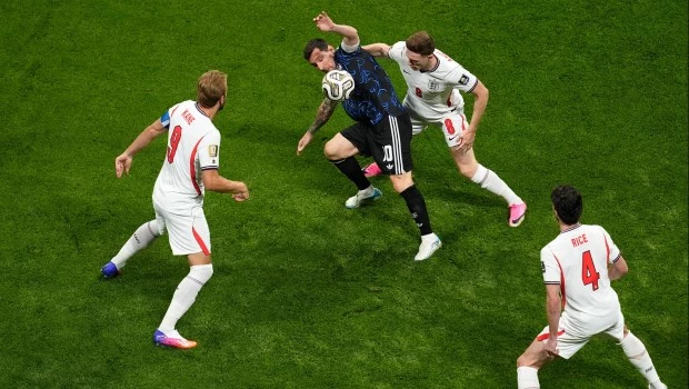Argentina empata con Inglaterra en un partido friccionado por las semifinales de la Copa del Mundo