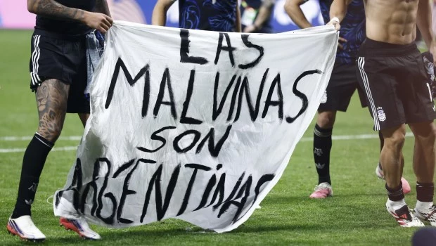 La bandera que colocaron los jugadores en la cancha después del pase a la final