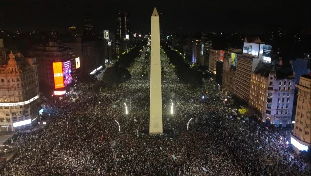 Impresionante banderazo en el Obelisco: una multitud celebra la victoria que llevó a Argentina a la final del Mundial