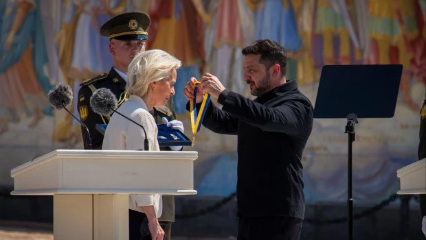 Volodimir Zelenski le entrega una medalla a Ursula von der Leyen.
