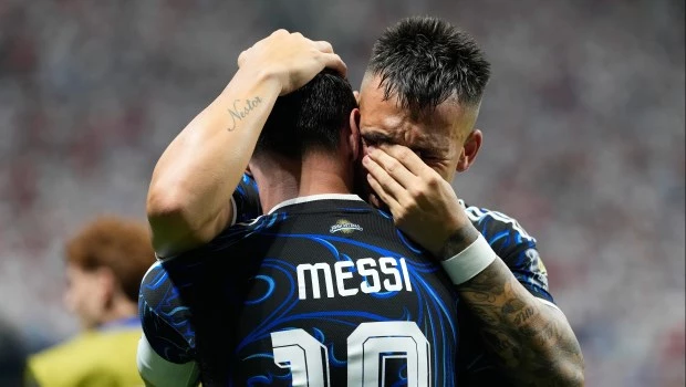 Lautaro Martínez recibe el saludo del 10 tras el gol que le dio a la Scaloneta el pase a la final.