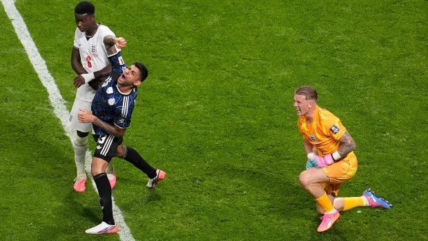 Entre otras cosas, el diario inglés rechazó el festejo de Cuti Romero ante Pickford.