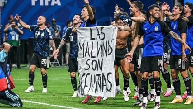 La historia de la bandera de Malvinas que terminó en manos de los jugadores argentinos