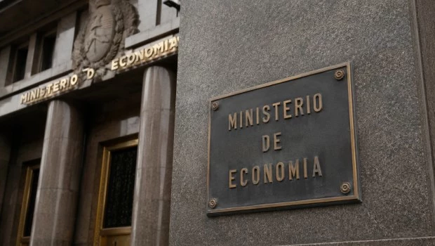 Por la caída de ingresos, hubo en junio déficit primario y financiero