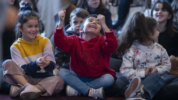 La alegría de niñas y niños, el mejor aplausos para los artistas.