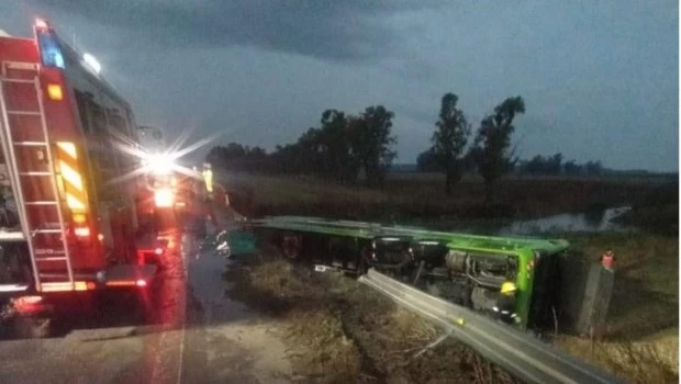 Una ráfaga de viento tumbó a un ómnibus de larga distancia en un puente de la ruta 7