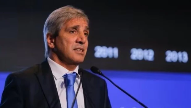 Caputo adjudicó a una decisión de política económica el déficit fiscal de junio