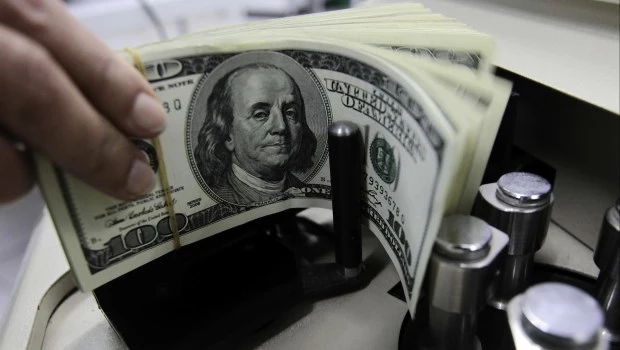 El dólar subió otro peldaño, pero cerró la semana en baja