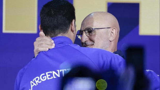 El saludo entre De la Fuente y Scaloni en la conferencia de prensa.
