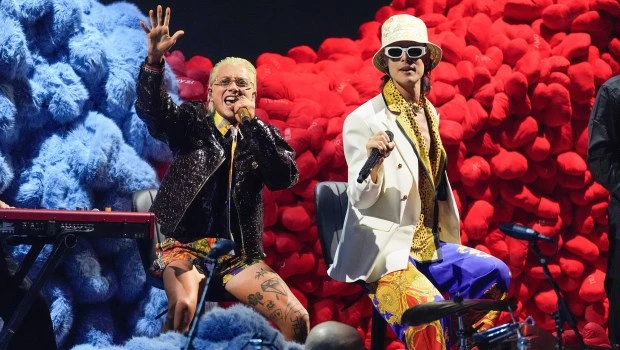 Ca7riel & Paco Amoroso aparecen en la lista con ‘Dum-bai’, pop latino para preparar el festejo.
