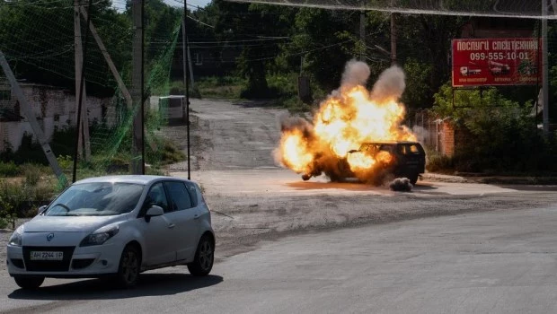 Un dron FPV ruso choca contra un coche en la ciudad de Kramatorsk, en la región de Donetsk, Ucrania, en la línea del frente (15 de julio de 2026).