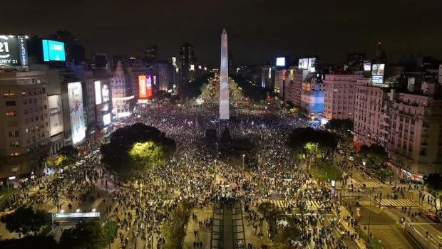 Más allá de la derrota ante España, miles de hinchas coparon el Obelisco para apoyar a la Selección argentina