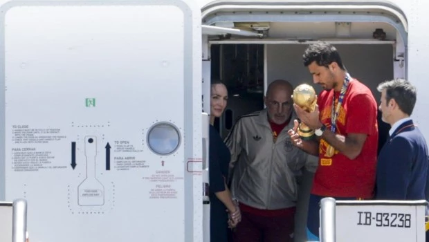 El capitán de la selección española de fútbol, Rodri (c), que lleva el trofeo de la Copa del Mundo, acompañado por el técnico, Luis de la Fuente (i), a su llegada al aeropuerto de Madrid Barajas.