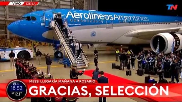 Llegó el avión con parte de la Selección subcampeona del mundo