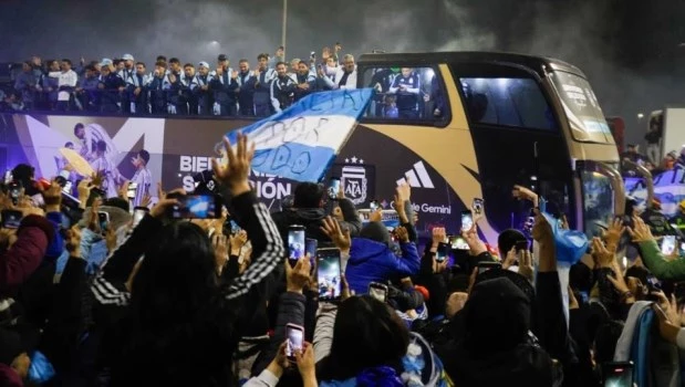 La Selección volvió del Mundial: una multitud la dio un emotivo recibimiento en Ezeiza