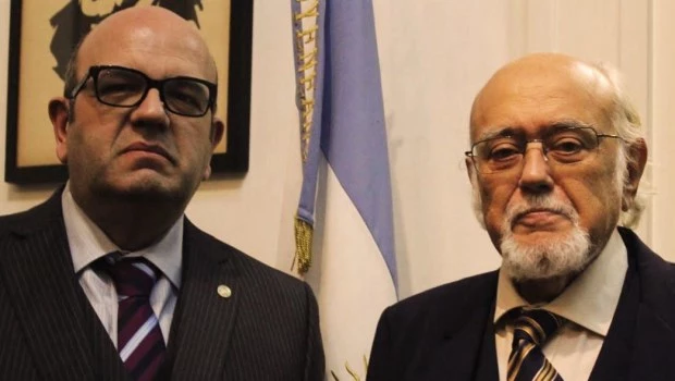 El profesor Sanguinetti (derecha) junto al autor de esta nota.