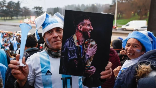 Messi regresó a Rosario en un avión privado, sin contacto con su pueblo
