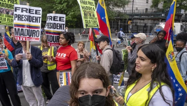 Un grupo de personas se manifiesta para pedir la liberación del depuesto presidente de Venezuela Nicolás Maduro en las inmediaciones de la Corte de Nueva York. EFE