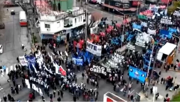 Tensión en el Puente Pueyrredón: manifestantes intentan cortar el acceso y la policía activó el protocolo antipiquetes