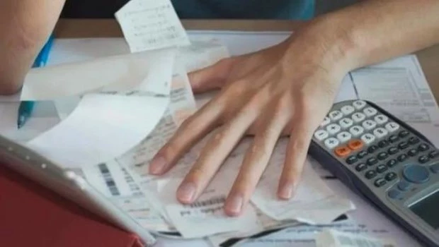 Por la caída de los salarios, los argentinos siguen perdiendo poder adquisitivo tras pagar gastos fijos