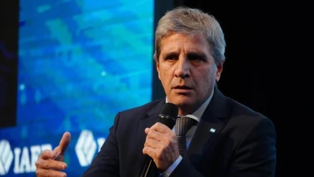 Según Luis Caputo, hay más de cuatro veces en lo que es ahorro debajo del colchón.