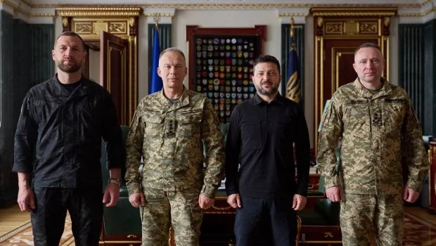 Zelenski posa junto al ministro de Defensa Yevguen Jmara, el ex jefe del Ejército Oleksandr Sirski y el nuevo jefe del Ejército Mijailo Drapati.