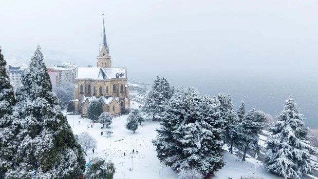 La nieve llegó en el mejor momento de la temporada y Bariloche se vistió de blanco