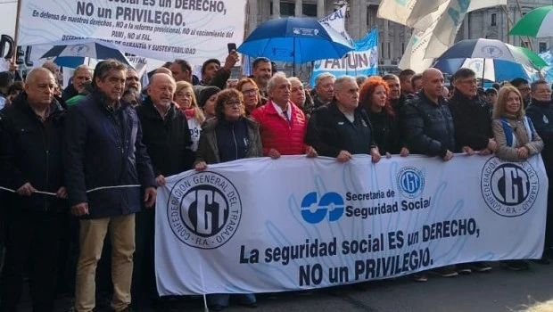 La CGT y las dos CTA marcharon junto a los jubilados con críticas al Gobierno