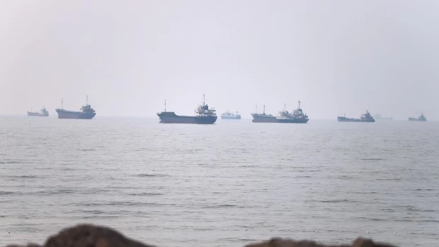 Estados Unidos atacó una isla en Ormuz y amenaza bombardear Teherán