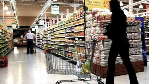 El consumo masivo volvió a caer en junio y acumuló un descenso de casi el 3% en el primer semestre