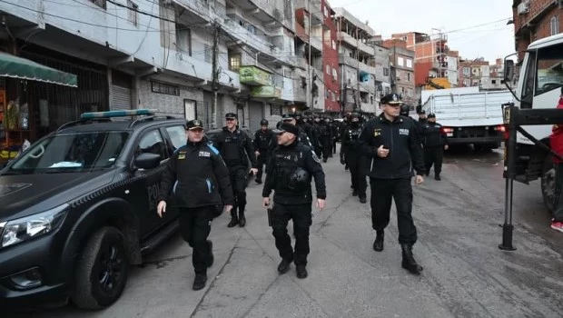 Secuestran de drogas y clausuran chatarrerías en un operativo de seguridad en la villa 1-11-14