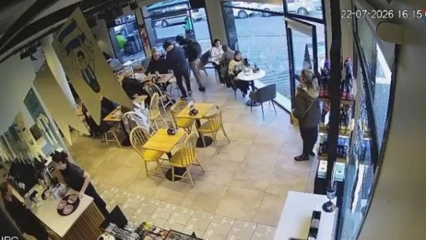 Pánico en una confitería de Wilde: delincuentes entraron y en segundos se robaron un maletín