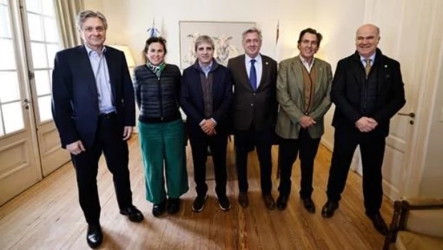 Caputo visitó la Rural y enfrió las expectativas sobre un anuncio en la baja de las retenciones