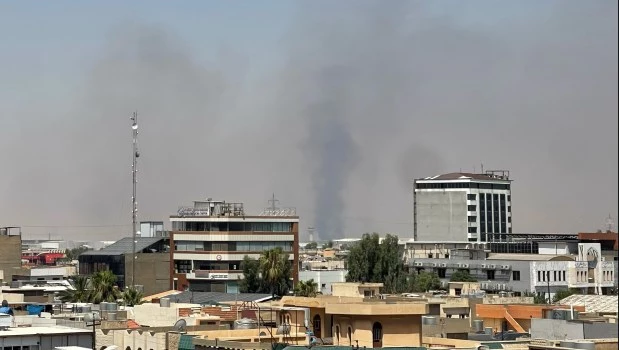 Columnas de humo se ven en la ciudad iraquí de Irbil, donde hay una importante presencia de tropas estadounidenses.